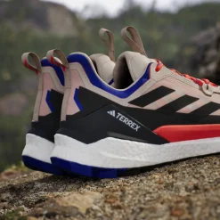 Chaussures de Fast Hiking adidas Terrex Free Hiker 2 Low Wonbei Cblack Seimor